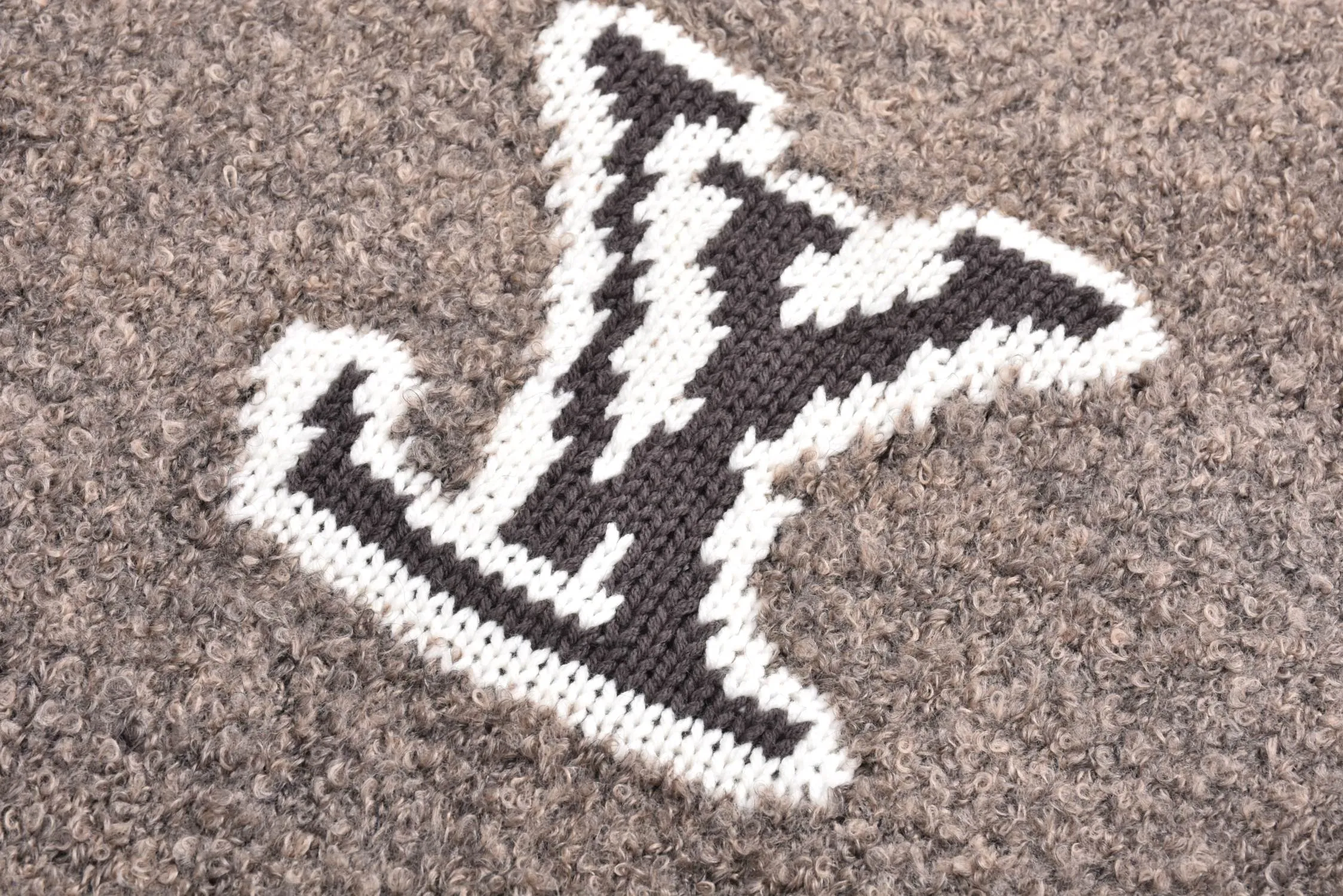 🅿️500 1v 23FW mirror logo intarsia sweater (gray brown), originally purchased for 10,900, new color in 23 years, custom-woven and dyed sheep wool 55%, yak hair 21% nylon 20% Spandex 4% wool loop yarn. The brown loop yarn has high elasticity and is different from the non-elastic version on the market. The special washing process is very soft and skin-friendly. It is a 3-needle knitting process. The thickness of each stitch of the intarsia at the clothing logo is consistent with the original version. The back logo is a mirror intarsia. The upper body is skin-friendly and versatile. Wear it in front of others. It is an autumn and winter item with strength. Size:S-M-L